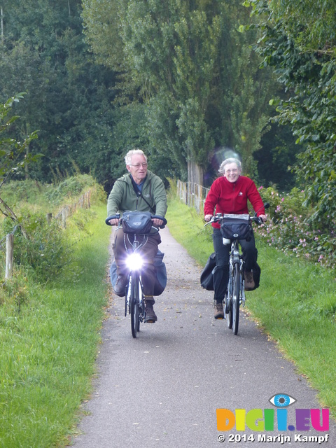 FZ008465 Hans and Machteld biking